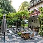 Das Wiesenhaus: Wohnen direkt am Rhein